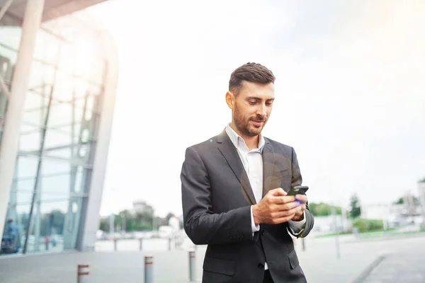 Hombre Negocios Guapo Usando Teléfono Inteligente Trabajando Mediante Uso Del — Foto de Stock