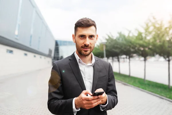 Empresario Sosteniendo Teléfono Móvil Mano Mientras Encuentra Una Plaza Urbana — Foto de Stock