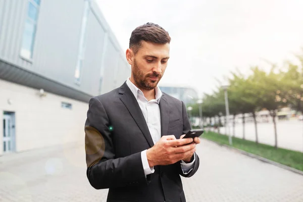 Hombre Negocios Guapo Usando Teléfono Inteligente Trabajando Mediante Uso Del — Foto de Stock