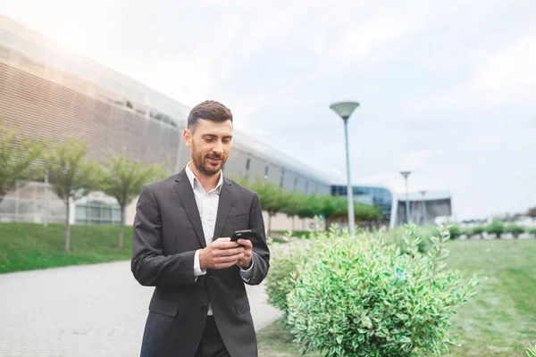 Hombre Negocios Guapo Usando Teléfono Inteligente Trabajando Mediante Uso Del — Foto de Stock