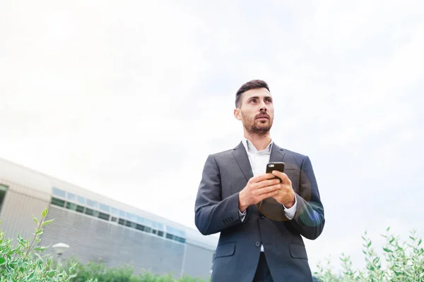 Joven Hombre Negocios Sonriente Con Teléfono Mira Distancia Concepto Negocio — Foto de Stock