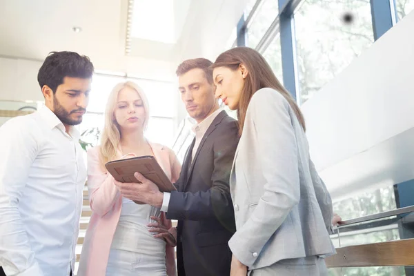 Grupo Personas Multinacionales Seminario Voto Por Respuesta Sobre Solución Solución — Foto de Stock