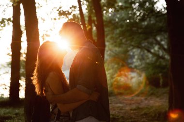 Gün batımında - kavramı kişi, sevgi ve lifestyl hakkında açık sevgi dolu çift öpüşme