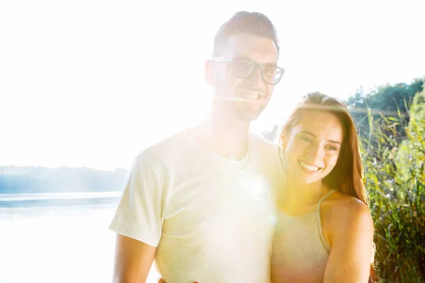 Prachtige Jonge Paar Omhelzen Genieten Van Het Leven Samen Met — Stockfoto