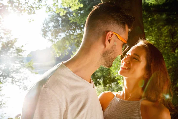 Couple Amoureux Embrasser Plein Air Coucher Soleil Concept Sur Les — Photo