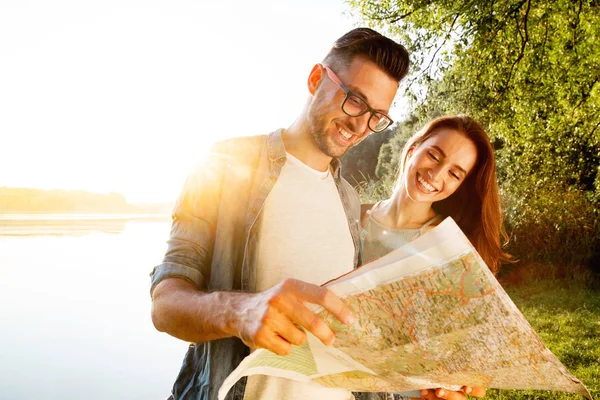 Casal Jovem Olhando Para Mapa Durante Férias Durante Verão Juntos — Fotografia de Stock