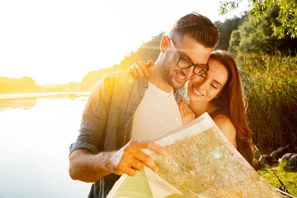 Jeune Couple Heureux Regardant Carte Pendant Les Vacances Pendant Été — Photo