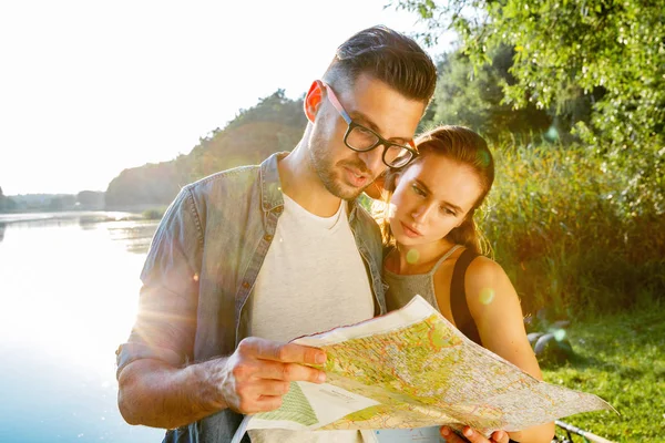 Portrait Sérieux Concentré Jeune Couple Regardant Carte Dans Les Mains — Photo