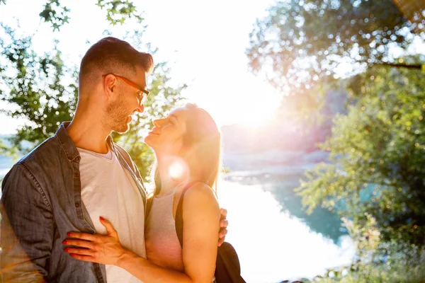 Šťastný Pár Jsou Venkovní Usmívající Pár Relaxaci Parku Rodina Nad — Stock fotografie