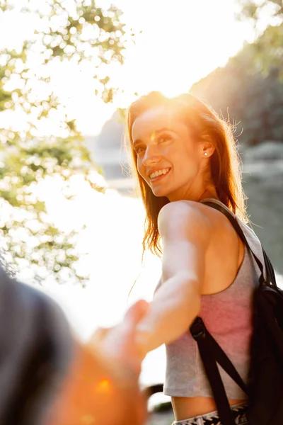 Bonito Cara Menina Morena Andando Sobre Fundo Natural Belo Pôr — Fotografia de Stock