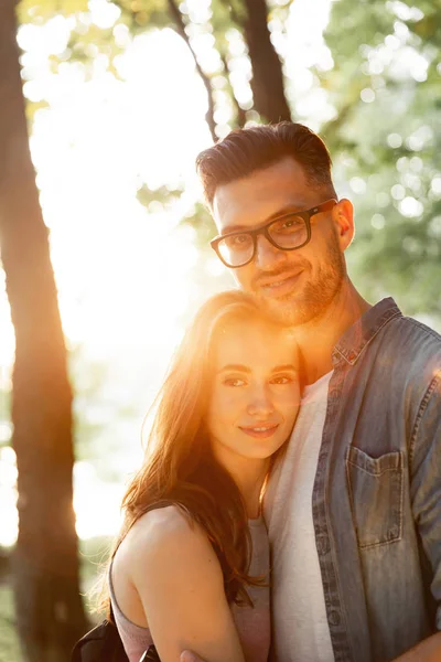 Maravilhoso Jovem Casal Abraçar Desfrutar Vida Conjunto Com Estilo Vida — Fotografia de Stock