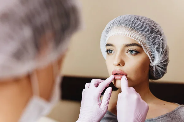 Proceso Mejora Los Labios Médico Revisa Labios Mejorados Joven Con — Foto de Stock