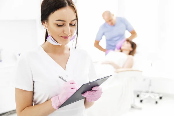 Profesionales Cosmetólogos Hablando Procedimientos Belleza Centro Medicina Estética Cosmetología Cuidado — Foto de Stock