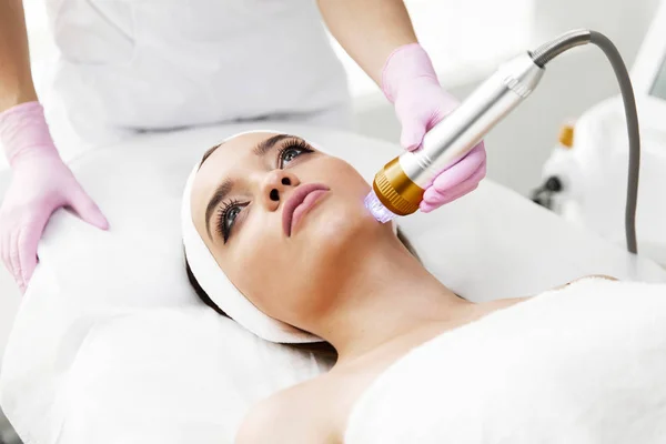 Cosmetología Hardware Joven Rubia Recibiendo Procedimiento Elevación Salón Belleza — Foto de Stock