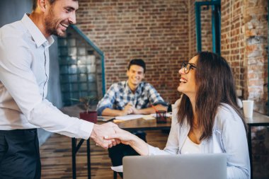 İş anlaşması. Çekici yakışıklı iki iş adamları birbirlerini tebrik ederken el sallıyor. başlangıç