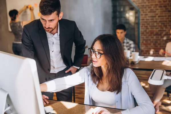 Trabajando Juntos Proyecto Creativo Dos Hombres Negocios Confiados Ropa Casual — Foto de Stock