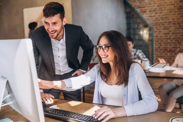 Trabajando Juntos Proyecto Creativo Dos Hombres Negocios Confiados Ropa Casual — Foto de Stock