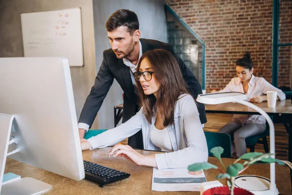 Trabajando Juntos Proyecto Creativo Dos Hombres Negocios Confiados Ropa Casual — Foto de Stock