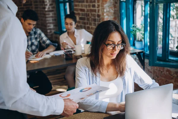 Trato Negocios Atractivo Guapo Dos Personas Negocios Estrechando Mano Mientras — Foto de Stock