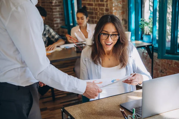 Trato Negocios Atractivo Guapo Dos Personas Negocios Estrechando Mano Mientras — Foto de Stock