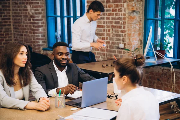 Imagen Gente Negocios Escuchando Hablando Con Colega Reunión Puesta Marcha — Foto de Stock