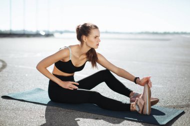 Güzel kadınlar mindere erken sabah egzersiz germe.