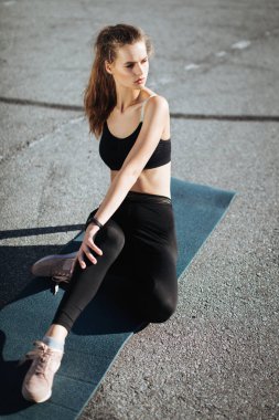 Yaya olarak eller kadın. Duygu acı olarak onun ayak bileği veya ayak kırık veya bükülmüş. Koşu parkuru sabah egzersiz sırasında kaza. Kaza spor ve ayak burkulma kavramları.