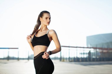 Yorgun fitness kadın alın teri mendil, etkin kardiyo egzersiz yaptıktan sonra yorgunluk hissediyor, fitness egzersiz yapar, mesafe içine ciddi ifadesi olan