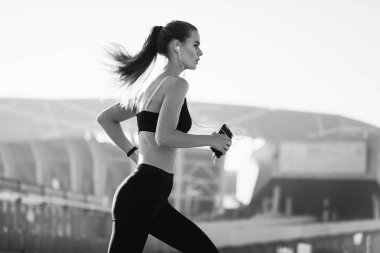 Sabah egzersiz. Kulaklığımda çalışan mutlu güzel kadın. Yaşam sağlıklı yaşam tarzı.