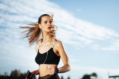 Sabah egzersiz. Kulaklığımda çalışan mutlu güzel kadın. Yaşam sağlıklı yaşam tarzı.