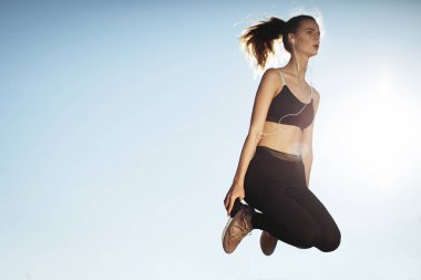 Sabah egzersiz. Fonksiyonel eğitim açık fitness egzersiz yaparak Park kadında. Sportif kız atlar yapıyor.