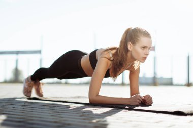 Sabah egzersiz. Fonksiyonel eğitim açık fitness egzersiz yaparak Park kadında.