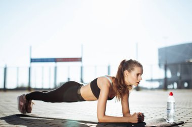 Sabah egzersiz. Fonksiyonel eğitim açık fitness egzersiz yaparak Park kadında.