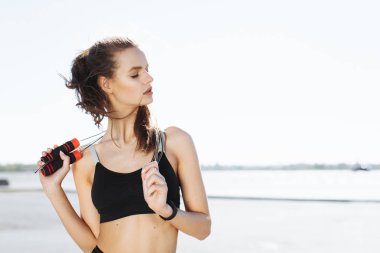 sportif kız kameraya poz