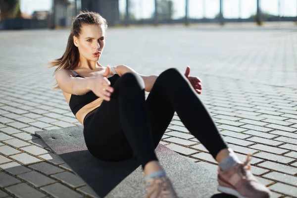 Uygun fitness kadın fitness egzersizleri şehir arka plan açık yapıyor. Dünyanın en iyi karın kas basın. Erkek modelleri yaz sabah egzersiz spor.