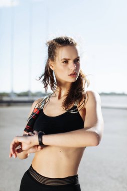 bir fitness bilezik atletik kız görünüyor