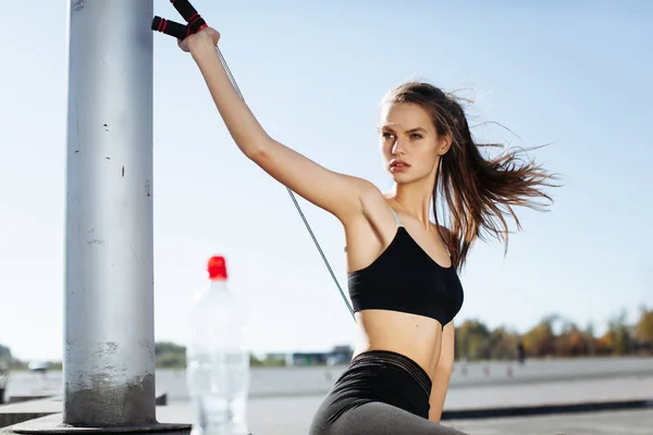 Yorgun fitness kadın alın teri mendil, etkin kardiyo egzersiz yaptıktan sonra yorgunluk hissediyor, fitness egzersiz yapar, mesafe içine ciddi ifadesi olan