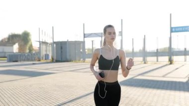Gündoğumu ile güneşin içinde belgili tanımlık geçmiş vasıl uzanan bir fitness kadın profili silüeti. Açık havada kadar ısınma sağlıklı genç bir kadın. O onun kol ve bacak Germe.