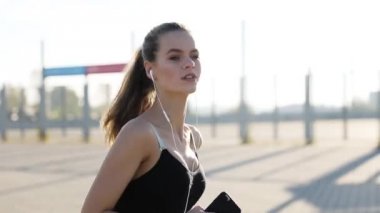 Gündoğumu ile güneşin içinde belgili tanımlık geçmiş vasıl uzanan bir fitness kadın profili silüeti. Açık havada kadar ısınma sağlıklı genç bir kadın. O onun kol ve bacak Germe.