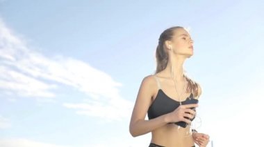 Gündoğumu ile güneşin içinde belgili tanımlık geçmiş vasıl uzanan bir fitness kadın profili silüeti. Açık havada kadar ısınma sağlıklı genç bir kadın. O onun kol ve bacak Germe.