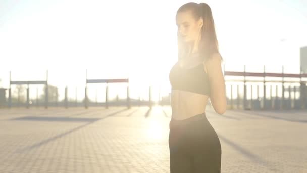 Silueta Perfil Mujer Fitness Que Extiende Amanecer Con Sol Fondo — Vídeo de stock