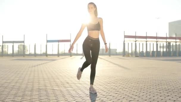 Silueta Unui Profil Feminin Fitness Care Întinde Răsărit Soarele Fundal — Videoclip de stoc