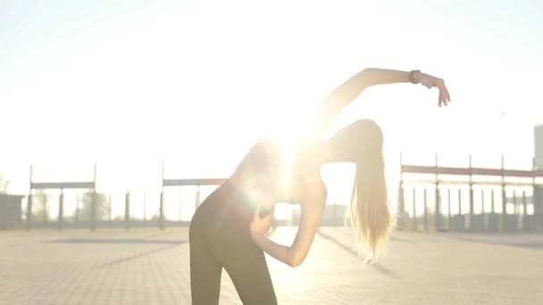 Silueta Perfil Mujer Fitness Que Extiende Amanecer Con Sol Fondo — Vídeos de Stock