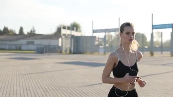 Silueta Perfil Mujer Fitness Que Extiende Amanecer Con Sol Fondo — Vídeos de Stock