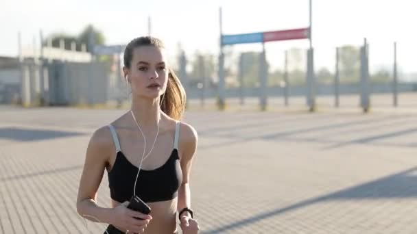 Silhouet Van Een Fitness Vrouw Profiel Rekken Bij Zonsopgang Met — Stockvideo