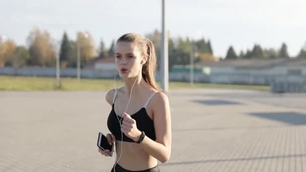 Silhouette Profilo Donna Fitness Che Estende All Alba Con Sole — Video Stock