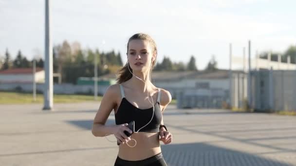 Sylwetka Fitness Kobieta Profilu Rozciągania Wschodzie Słońca Słońcem Tle Zdrowa — Wideo stockowe