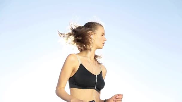 一个健身妇女的轮廓 在日出时伸展 背景是太阳 健康的年轻女子在户外热身 她正在伸展她的胳膊和腿 — 图库视频影像