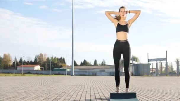 Silueta Perfil Mujer Fitness Que Extiende Amanecer Con Sol Fondo — Vídeos de Stock