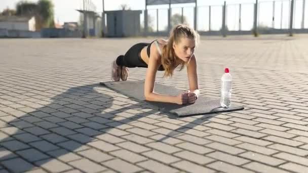 Silueta Profilu Ženy Fitness Táhnoucí Východ Slunce Pozadí Zdravá Mladá — Stock video